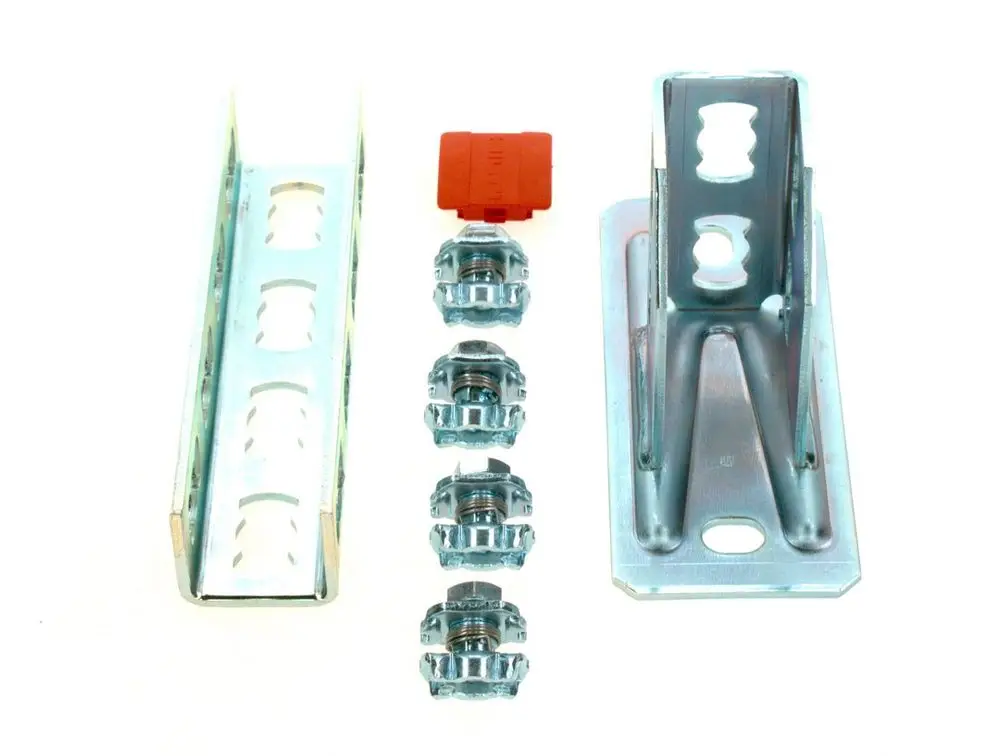 Montageset von Bosch mit Metallteilen, darunter eine Halterung, eine lange Schiene und mehrere Klemmteile. Alle Teile haben eine verzinkte Oberfläche.